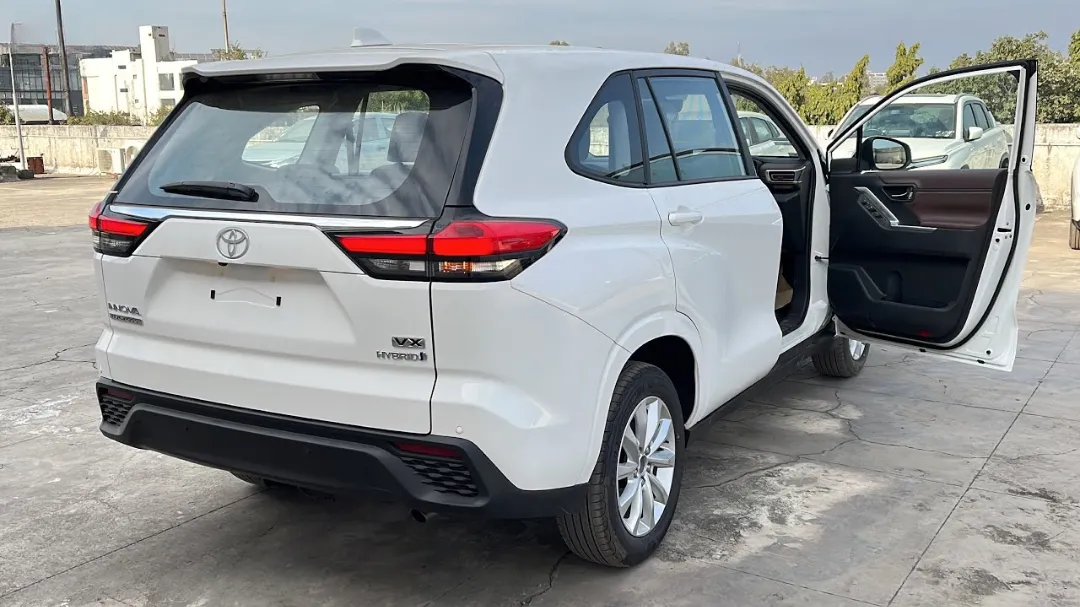 Why Choose Unnati Tours for Hiring a Taxi in Udaipur Innova Hycross for Rajasthan Tour