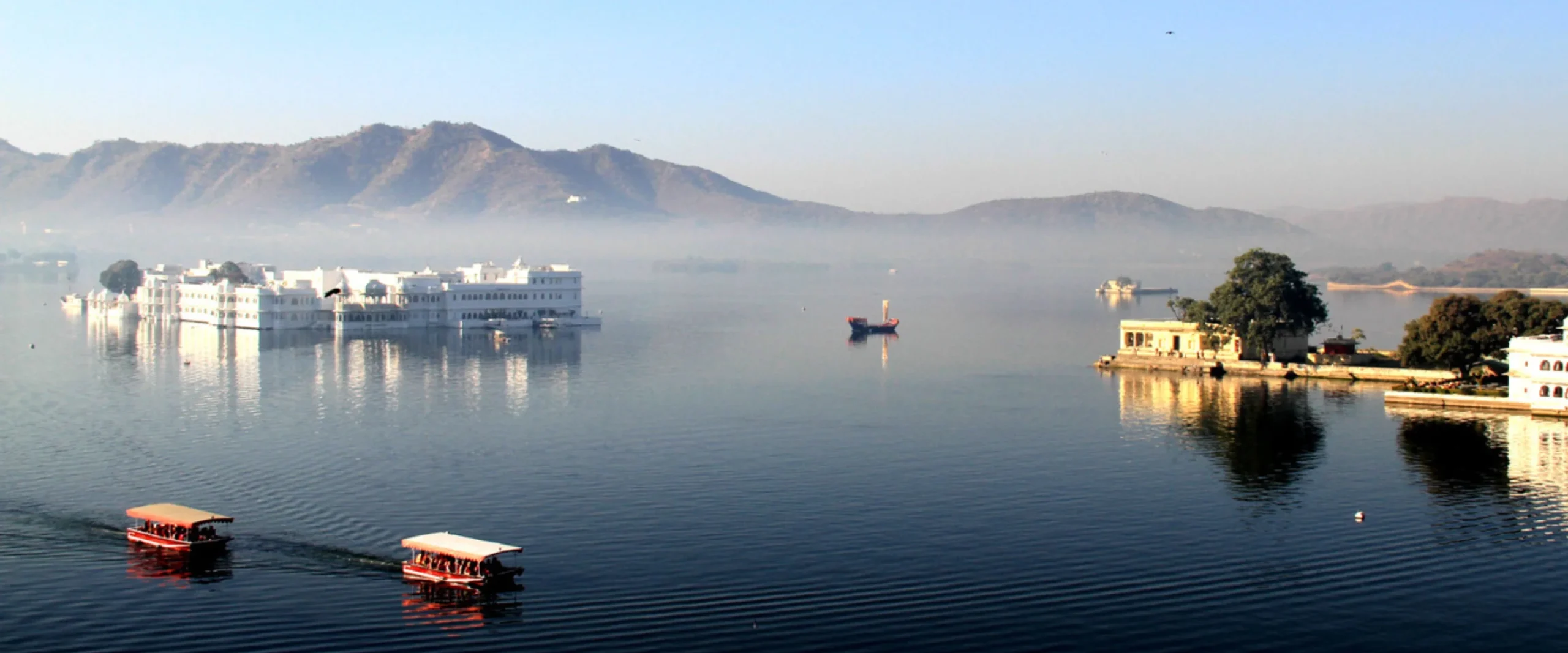 Who Should Book an Innova Taxi in Udaipur?